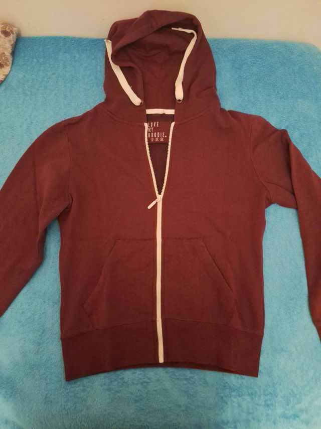 Sudadera lefties burdeos.