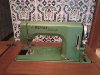 Maquina de coser Refrey