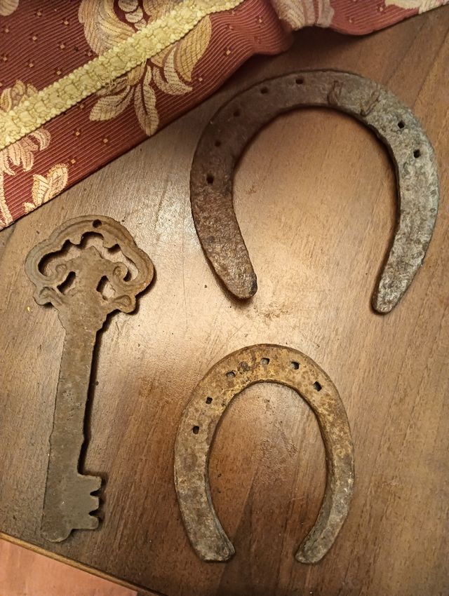 2 ferri di cavallo e una chiave antica