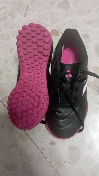 Zapatillas fútbol Adidas multitacos. 28