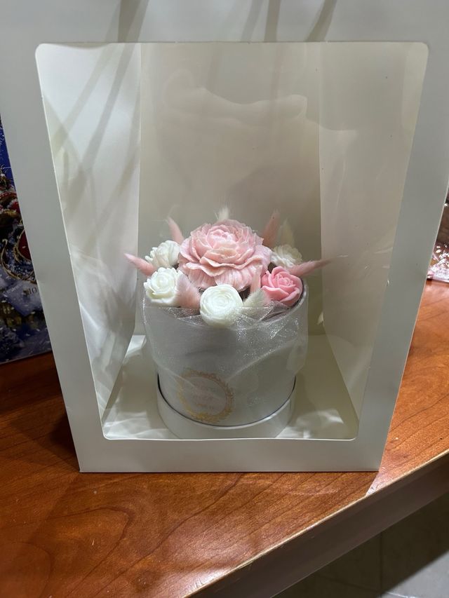 Scatola con fiori di cera 