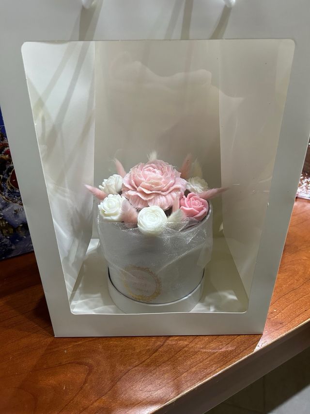 Scatola con fiori di cera 