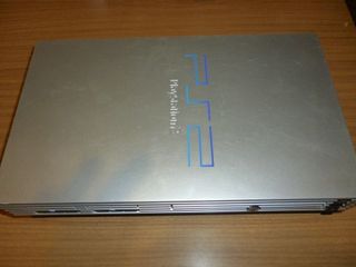 Playstation 2 console con 2 joypad e cavo A/V.