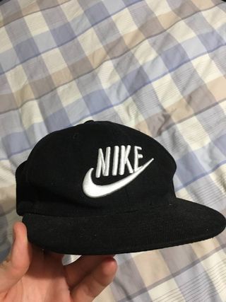Gorra Nike plana negra básica