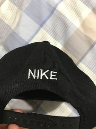 Gorra Nike plana negra básica