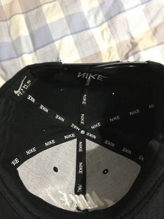 Gorra Nike plana negra básica