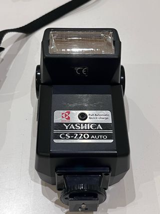 Cámara de fotos YASHICA con Flash