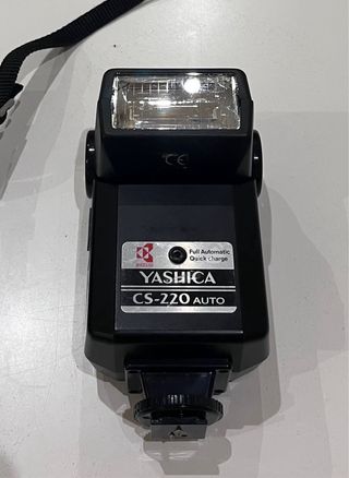 Cámara de fotos YASHICA con Flash