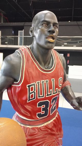 IMPRESIONANTE FIGURA DE MICHAEL JORDAN MAS DE 2 MT