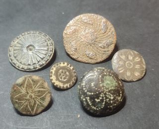 LOTE DE 6 BOTONES MEDIEVALES. Auténticos