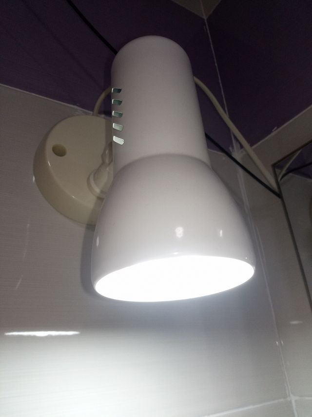 Aplique blanco de foco direccionable.