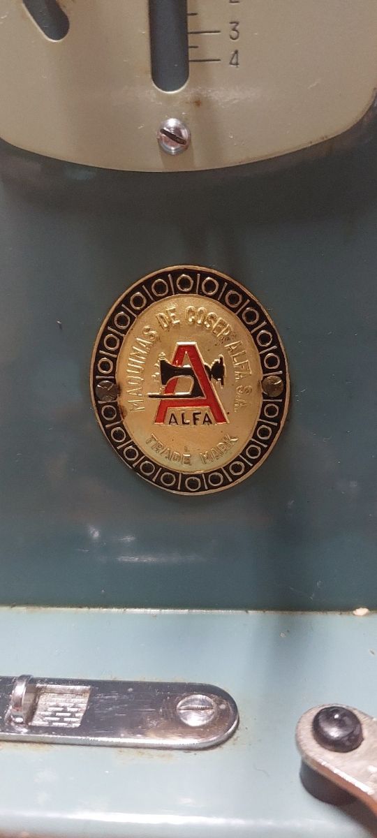 Maquina de coser antigüa Alfa
