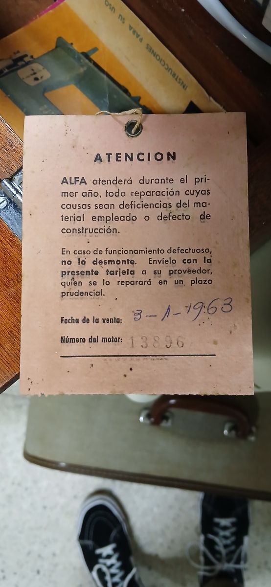 Maquina de coser antigüa Alfa