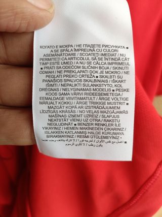 Autógrafo de Carlos Alcara en polo rojo con prueba