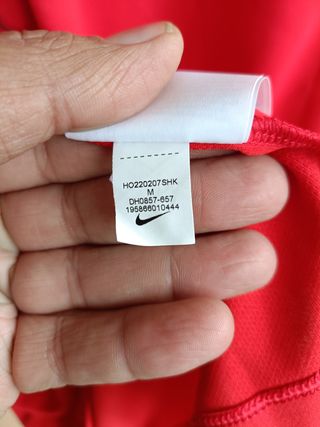 Autógrafo de Carlos Alcara en polo rojo con prueba