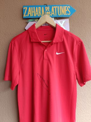 Autógrafo de Carlos Alcara en polo rojo con prueba