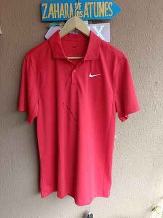 Autógrafo de Carlos Alcara en polo rojo con prueba