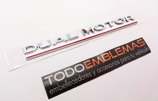 EMBLEMA LATERAL O TRASERO DUAL MOTOR TESLA PLATA