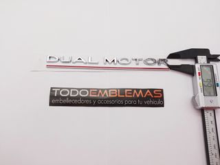 EMBLEMA LATERAL O TRASERO DUAL MOTOR TESLA PLATA