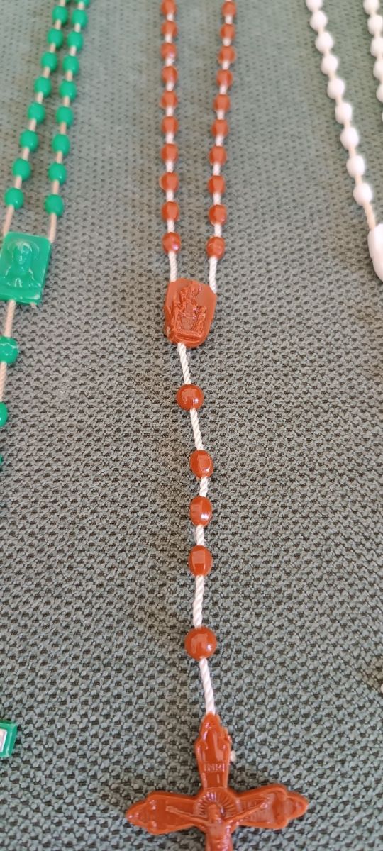 5 ROSARI VINTAGE IN PLASTICA