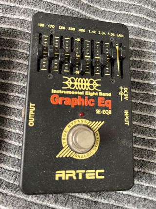 Pedal vintage tremolo y pedal de Eq Artec,