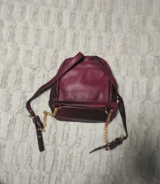 Mochila pequeña granate con detalles dorados