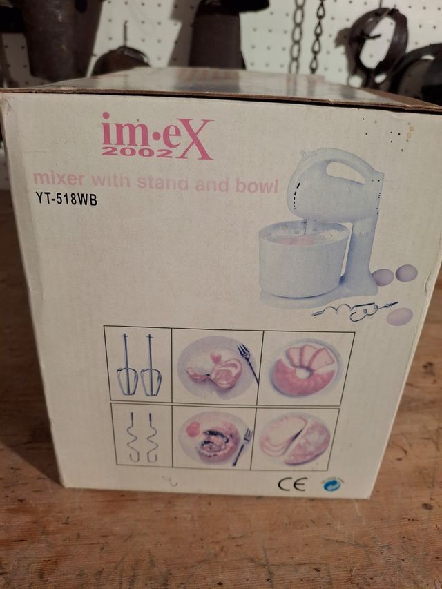 Sbattitore con supporto e contenitore