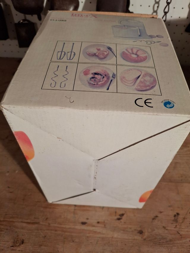 Sbattitore con supporto e contenitore