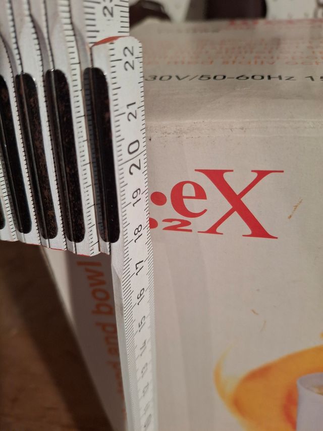 Sbattitore con supporto e contenitore