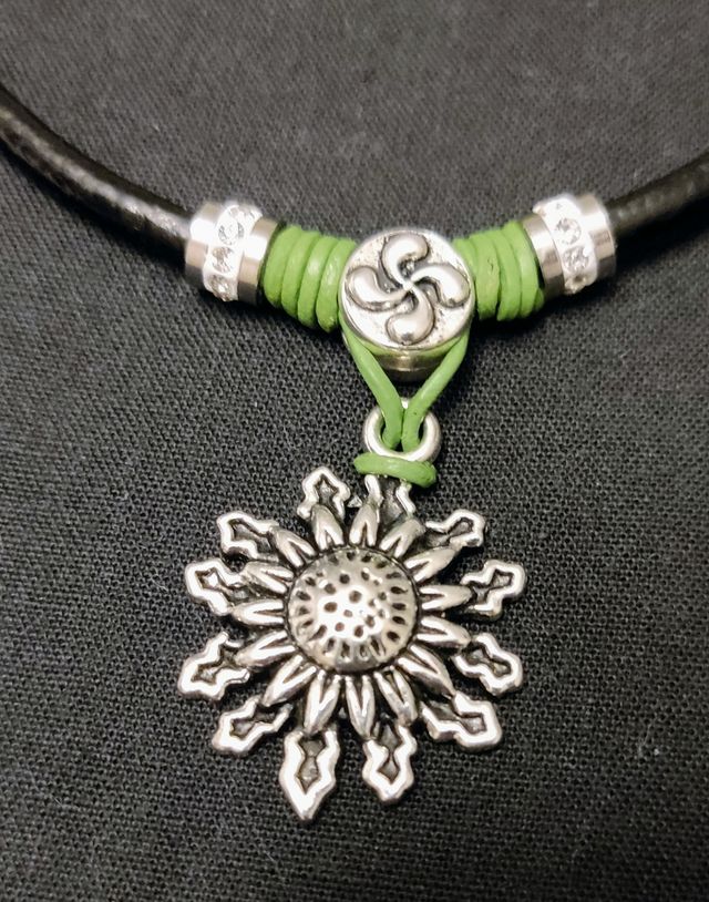 Colgante de eguzkilore con lauburu