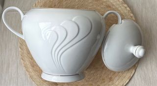 Sopera blanca de porcelana