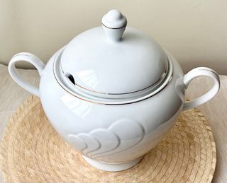 Sopera blanca de porcelana