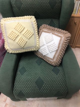 Dos cojines de ganchillo