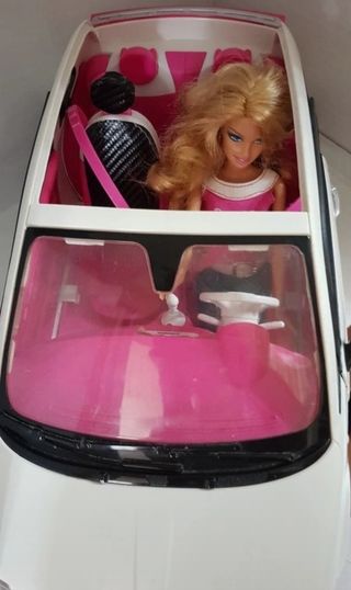 Barbie Mattel con la sua auto 500