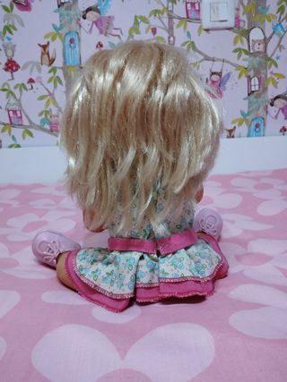 Nenuco Peluquería con dos vestidos.