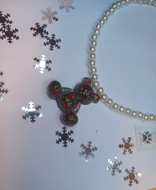 Collar de perlas con osito grande