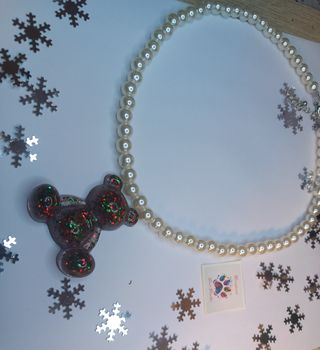 Collar de perlas con osito grande