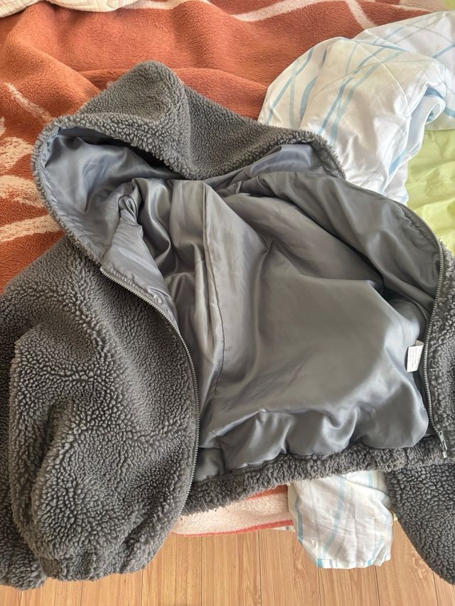 Chaqueta gris mujer con gorro