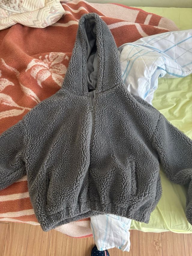 Chaqueta gris mujer con gorro