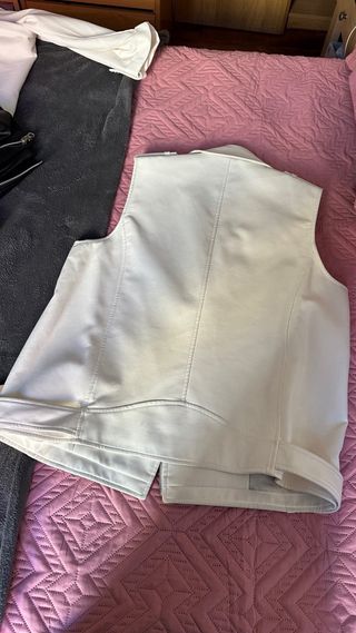 Chaleco cuero blanco sin mangas con cremallera
