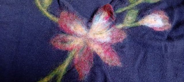 Jersey marrón chocolate con flores