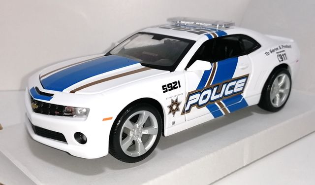 CHEVROLET CÁMARO SS POLICE MAISTO 1:24
