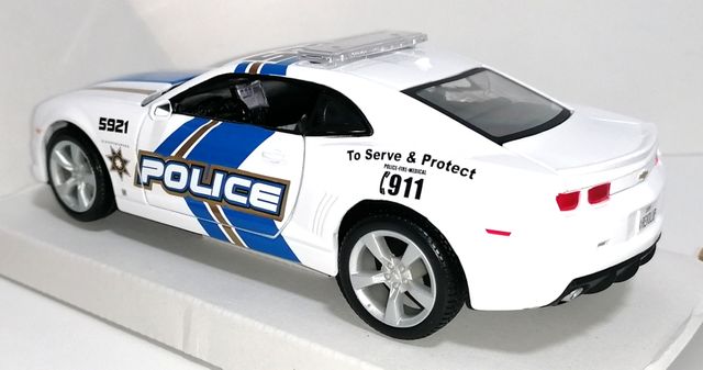 CHEVROLET CÁMARO SS POLICE MAISTO 1:24