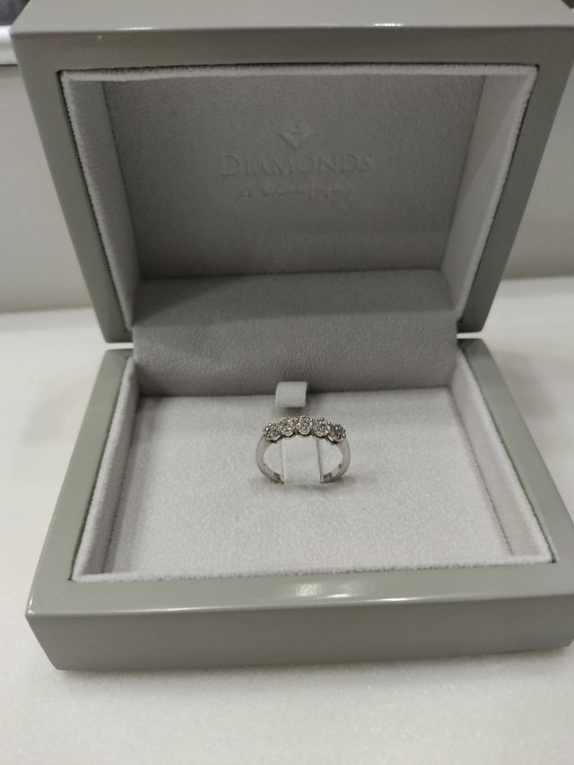 Anillo oro blanco y diamantes.