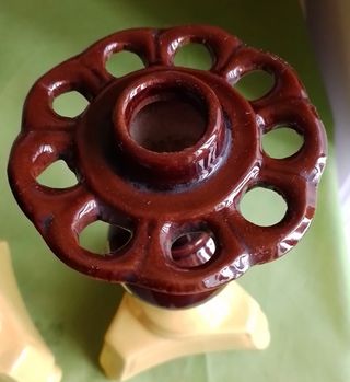 Coppia porta candele in ceramica.