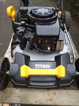 Cortacésped gasolina Titan