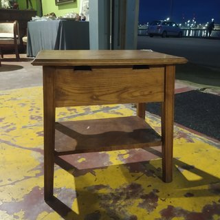 ANTIGUA MESITA EN ROBLE CON CAJON.
