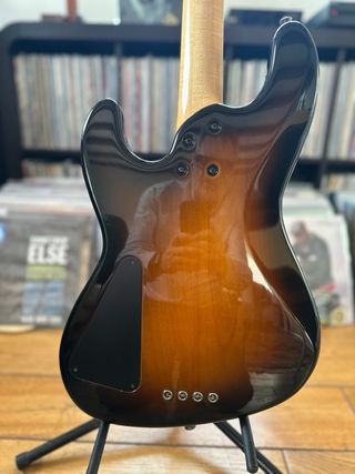 Bajo fretless Hamer CruiseBass 1996