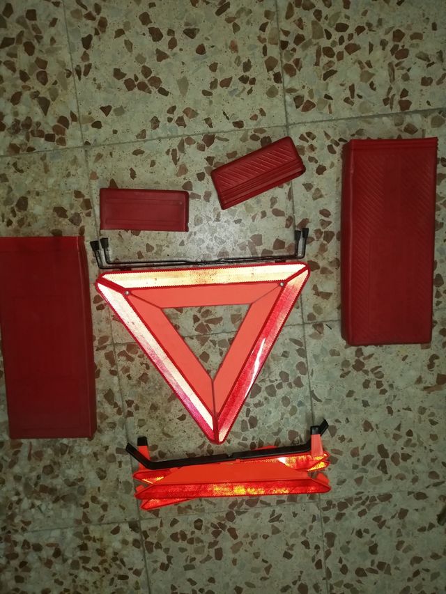 Señalización emergencia coche carretera emergencia