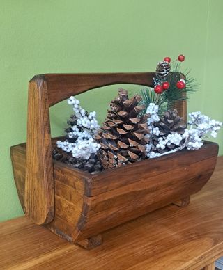 Cesta antigua de madera artesanal